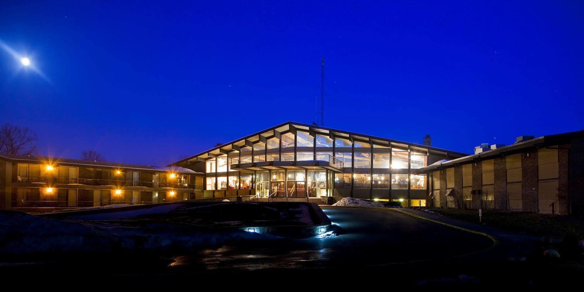 Summit Village Bellaire Exterior photo